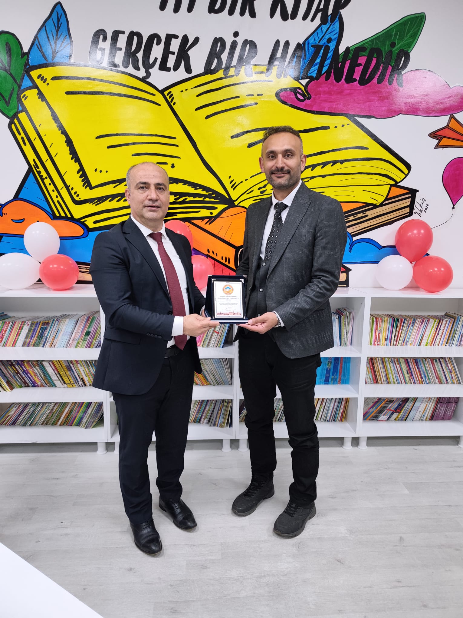 Şair ve Yazar Devran Sinanoğlu Diyarbakır’da 108 Köy Okuluna Kütüphane Kazandırdı