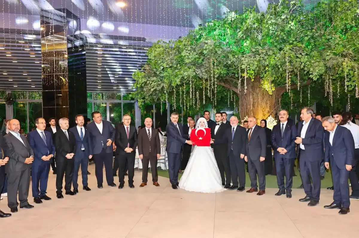 İçişleri Bakanı Mustafa Çiftçi’den genç çifte “3 Çocuk” mesajı