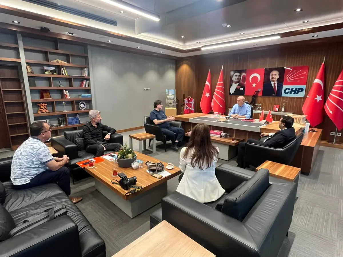 Bağımsız Gazetecilerden Gürsel Tekin’e ziyaret ve plaket takdimi