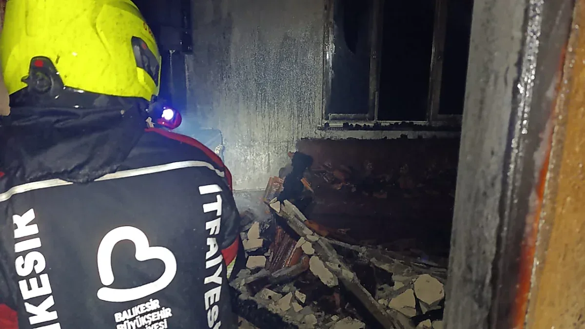 Burhaniye’de 2 katlı müstakil evde yangın çıktı