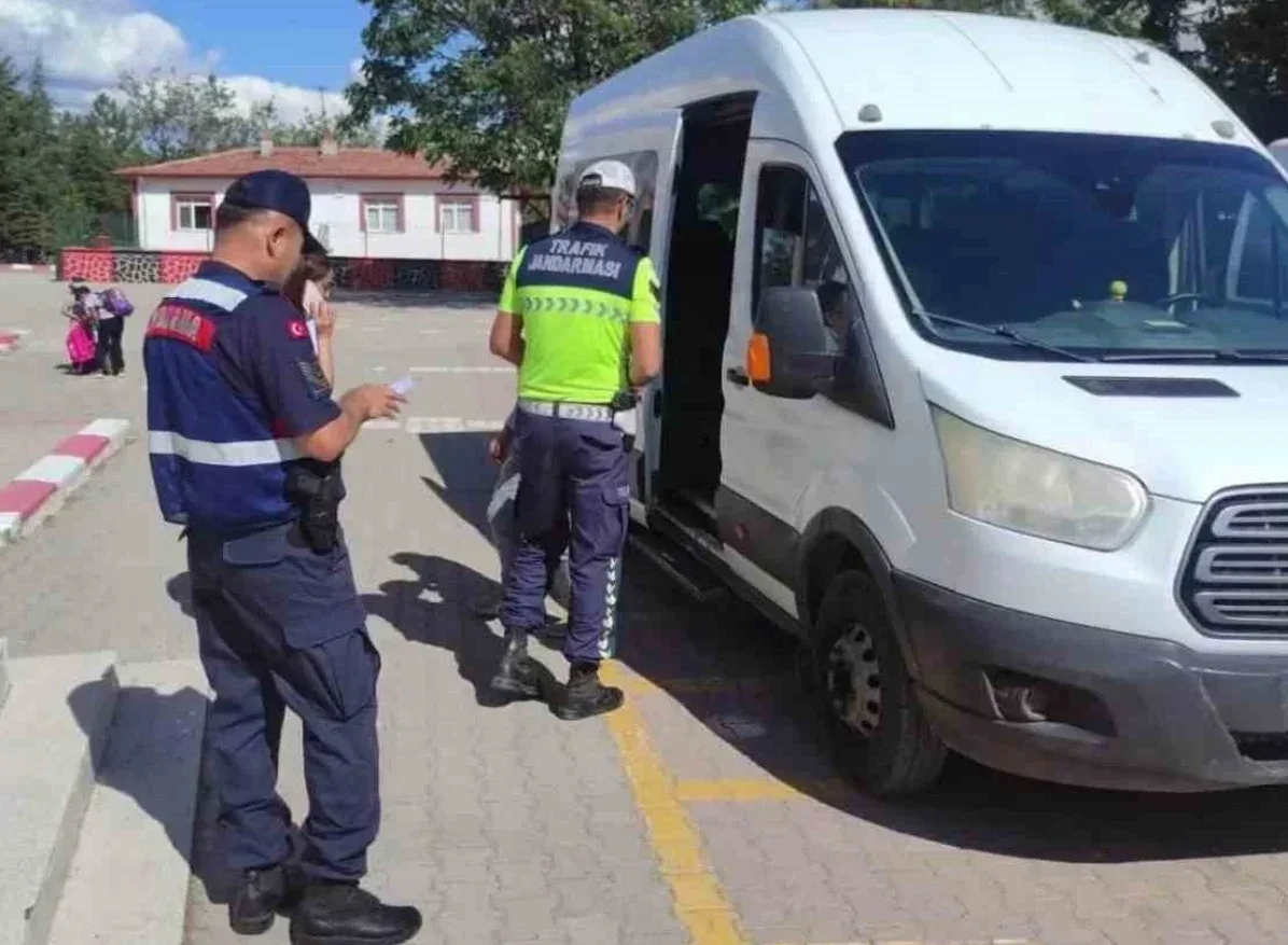 Güdül Jandarma Komutanlığı ekiplerince okul servislerine sıkı denetim