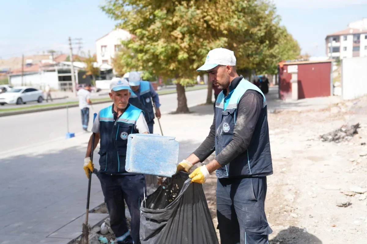 Battalgazi’de boşaltılan konteyner alanlarında temizlik