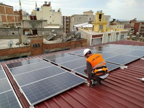 Siirtli girişimci, çatısına kurduğu güneş panelleriyle elektriğini bedavaya getirip fazlasını da satacak