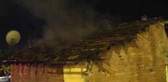 Kepez ilçesinde yanan evde bayılan kişi, bekçiler tarafından kurtarıldı.
