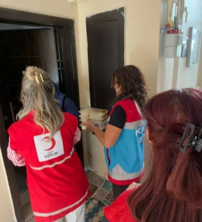 Kızılay Kars Aşevi sıcak yemek dağıtımına başladı