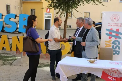 Ağrı’da GSB yurtlarında ilk gün heyecanı: Öğrenciler ikramlarla karşılandı