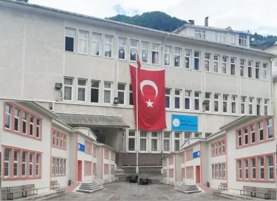 Şalpazarı’nda aynı okullardan mezun 4 isim doktor oldu
